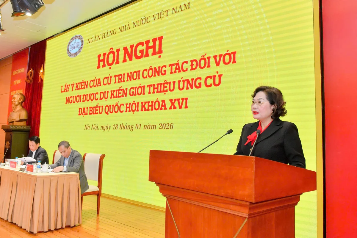 Đ/c Nguyễn Thị Hồng, Ủy viên BCH Trung ương Đảng, Ủy viên BCH Đảng bộ Chính phủ, Bí thư Đảng ủy, Thống đốc NHNN phát biểu tại Hội nghị