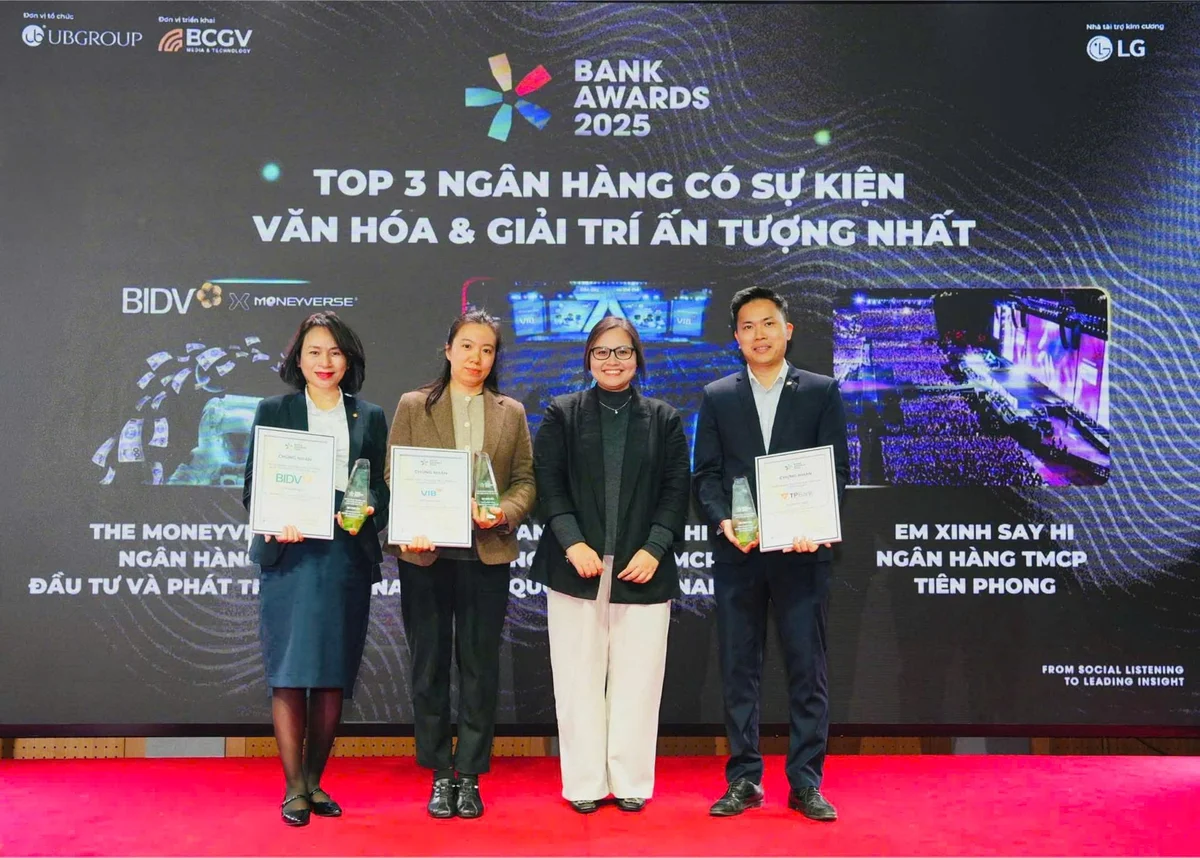 Bà Đào Bùi Kiều Linh - Phó Giám đốc Ban Truyền thông và Thương hiệu BIDV đại diện nhận kỷ niệm chương của BTC