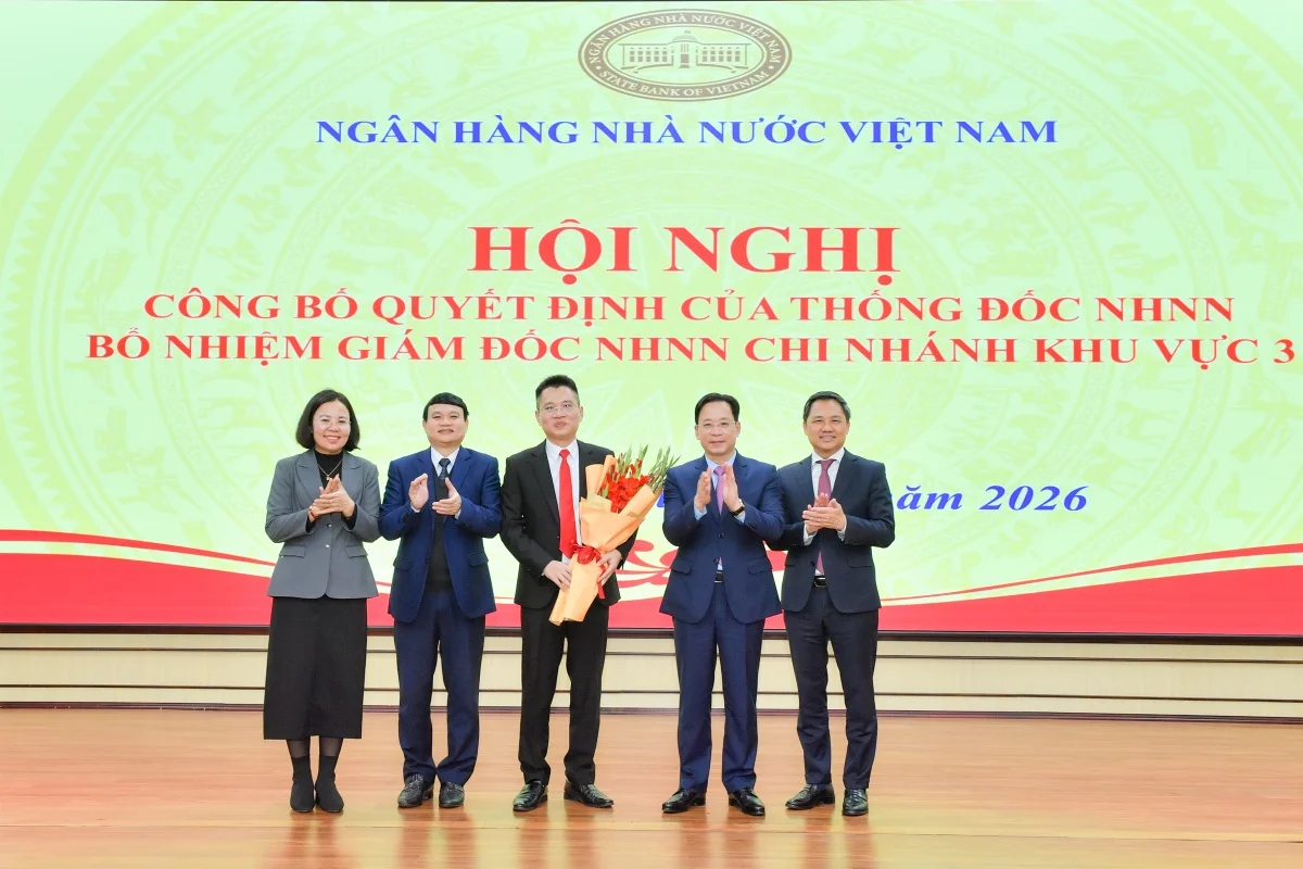 Các đồng chí lãnh đạo tỉnh tặng hoa chúc mừng Giám đốc NHNN Chi nhánh khu vực 3