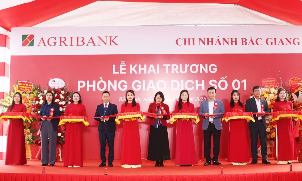 Các đại biểu thực hiện nghi thức cắt băng khai trương Phòng Giao dịch.