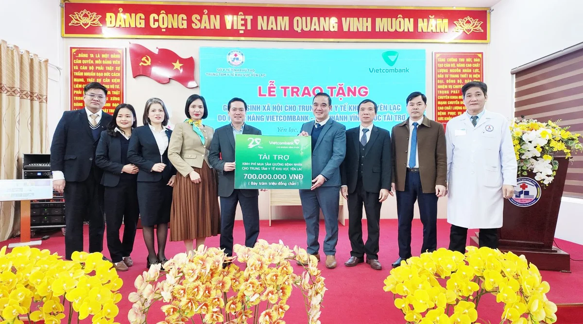 Vietcombank Vĩnh Phúc trao tặng 700 triệu đồng an sinh xã hội, góp phần nâng cao chất lượng y tế tại Trung tâm Y tế khu vực Yên Lạc