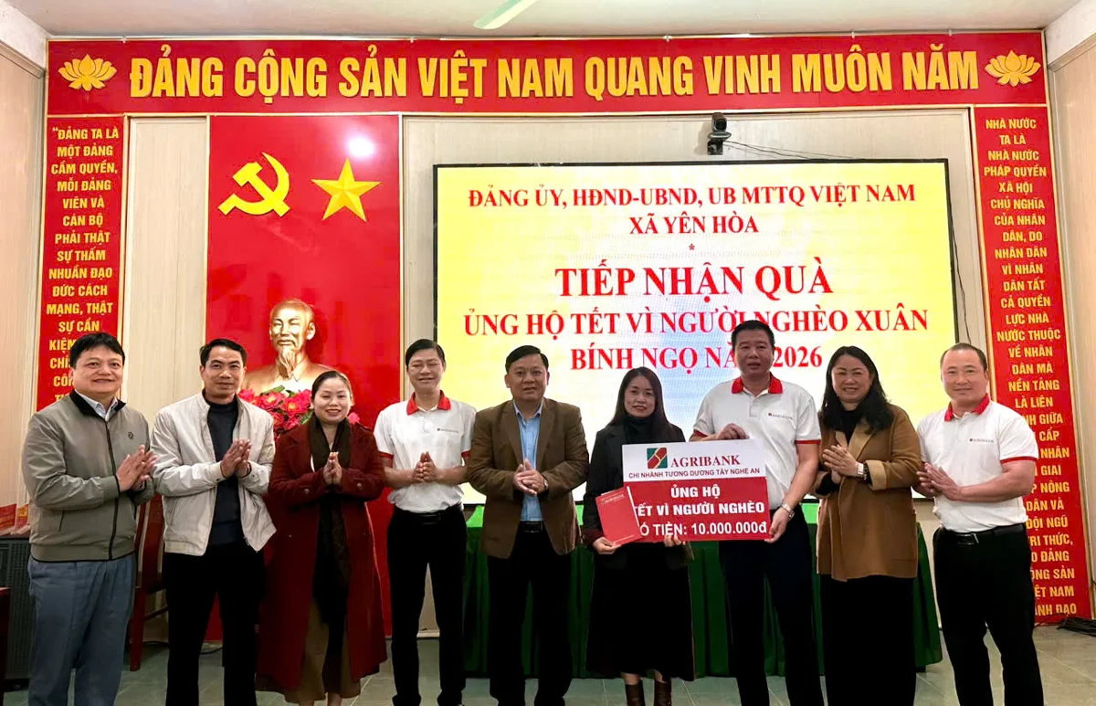 Agribank Tây Nghệ An trao quà tại huyện Tương Dương
