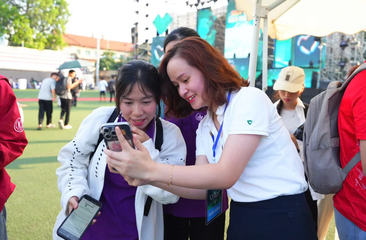 Cán bộ Vietcombank hướng dẫn khách hàng thực hiện các bước xác thực thông tin cá nhân