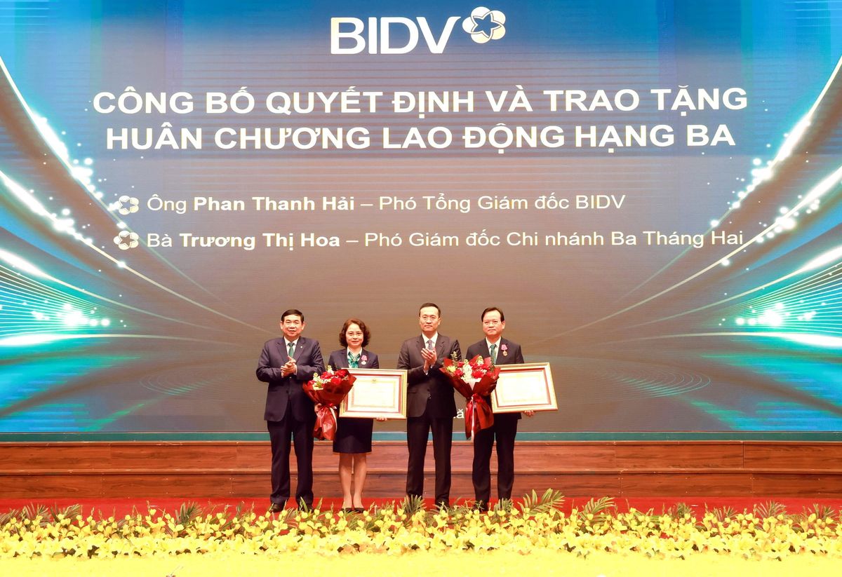 Phó Thống đốc NHNN Phạm Quang Dũng trao Quyết định tặng thưởng Huân chương Lao động hạng Ba cho các cá nhân tại BIDV