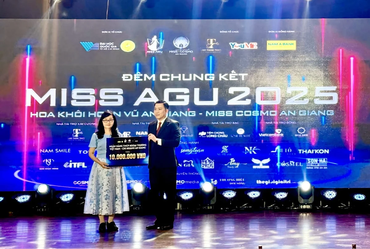Bà Dương Thoại Uyên - Phó Giám đốc, Chủ tịch Công đoàn cơ sở Vietcombank An Giang trao biểu trưng số tiền tài trợ cho TS. Nguyễn Hữu Trí - Phó Hiệu trưởng Phụ trách Trường Đại học An Giang