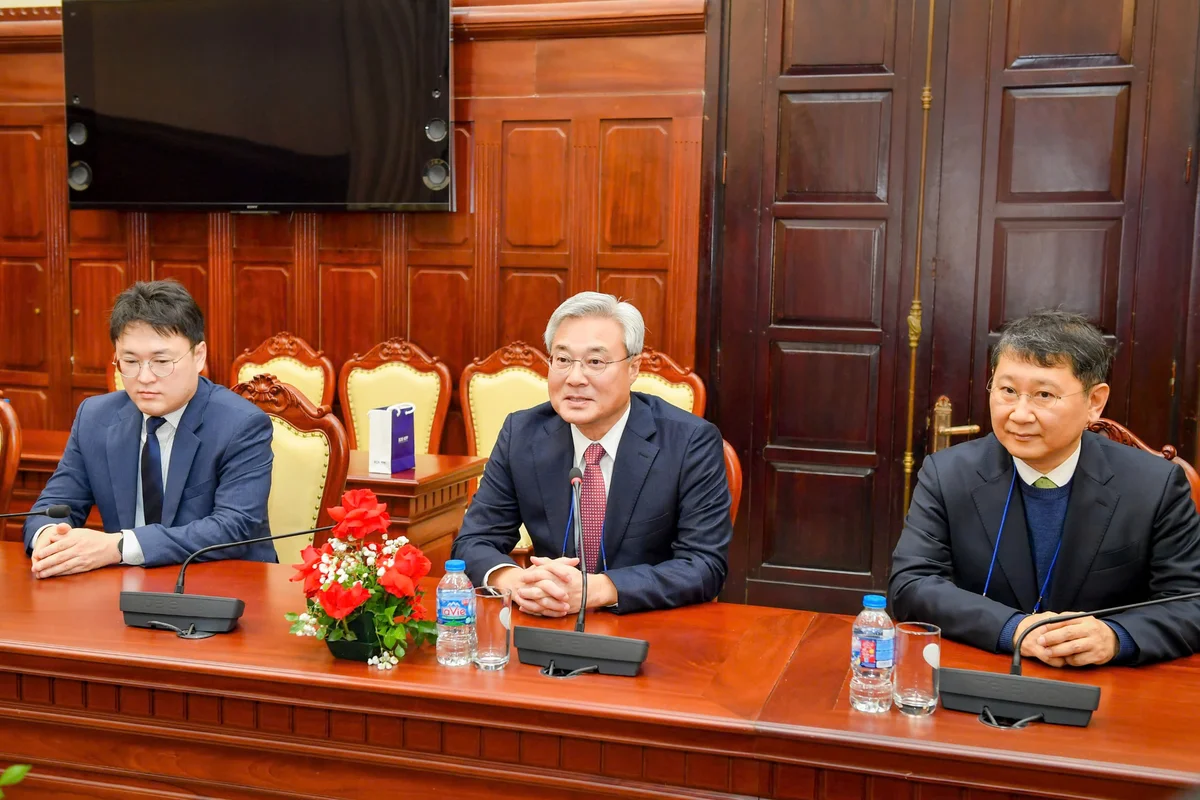 Ông Jaesung HUR – Trưởng đoàn, Cố vấn cấp cao Chương trình BOK-KPP năm 2025, Nguyên Phó Thống đốc NHTW Hàn Quốc chia sẻ tại buổi tiếp