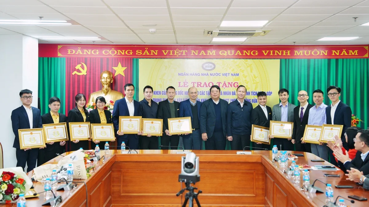Khen thưởng thành tích đột xuất trong triển khai hệ thống CNTT phòng, chống rửa tiền