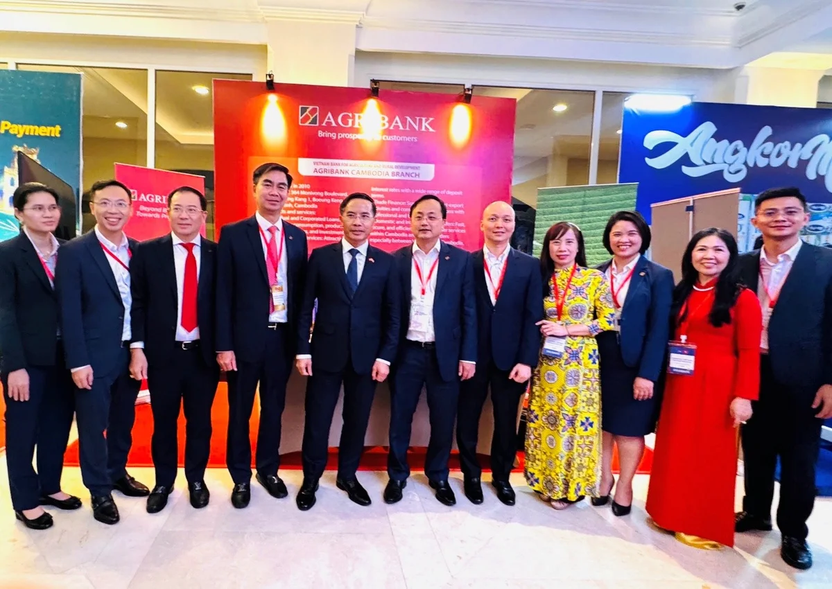 Thống đốc Ngân hàng Nhà nước Việt Nam Phạm Đức Ấn chụp ảnh lưu niệm tại gian hàng của Agribank Chi nhánh Campuchia trong khuôn khổ Diễn đàn Doanh nghiệp Việt Nam – Campuchia 2026
