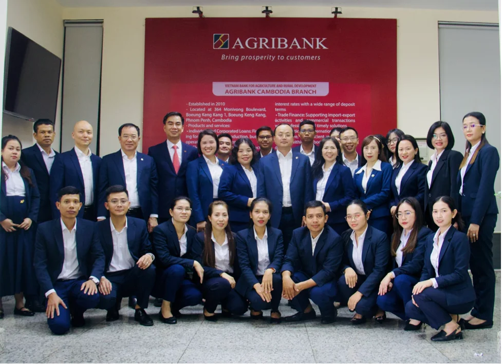 Đoàn công tác chụp ảnh lưu niệm với tập thể cán bộ Agribank Chi nhánh Campuchia