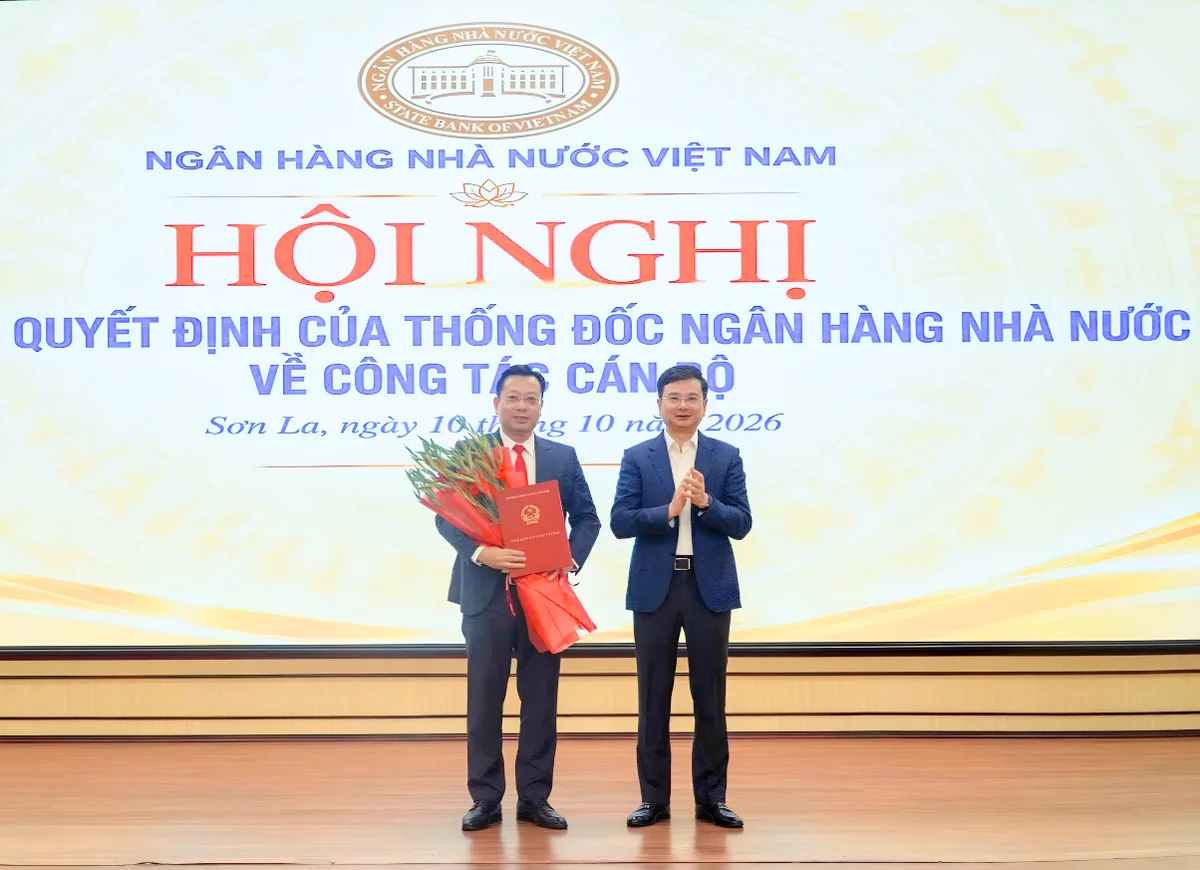 Phó Thống đốc Phạm Thanh Hà trao Quyết định và tặng hoa chúc mừng ông Lê Cao Cường