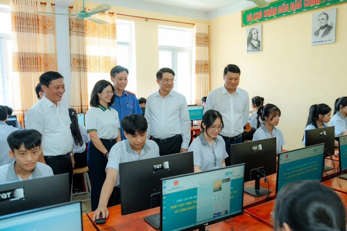 Đoàn công tác 2 đơn vị tham quan phòng máy tính và gặp gỡ các em học sinh