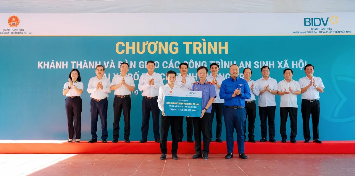 Đại diện Đoàn Thanh niên BIDV và Đoàn Thanh niên Viện KSND tối cao trao biển tượng trưng các công trình an sinh xã hội với tổng giá trị 1,36 tỷ đồng tại xã Bố Trạch, tỉnh Quảng Trị