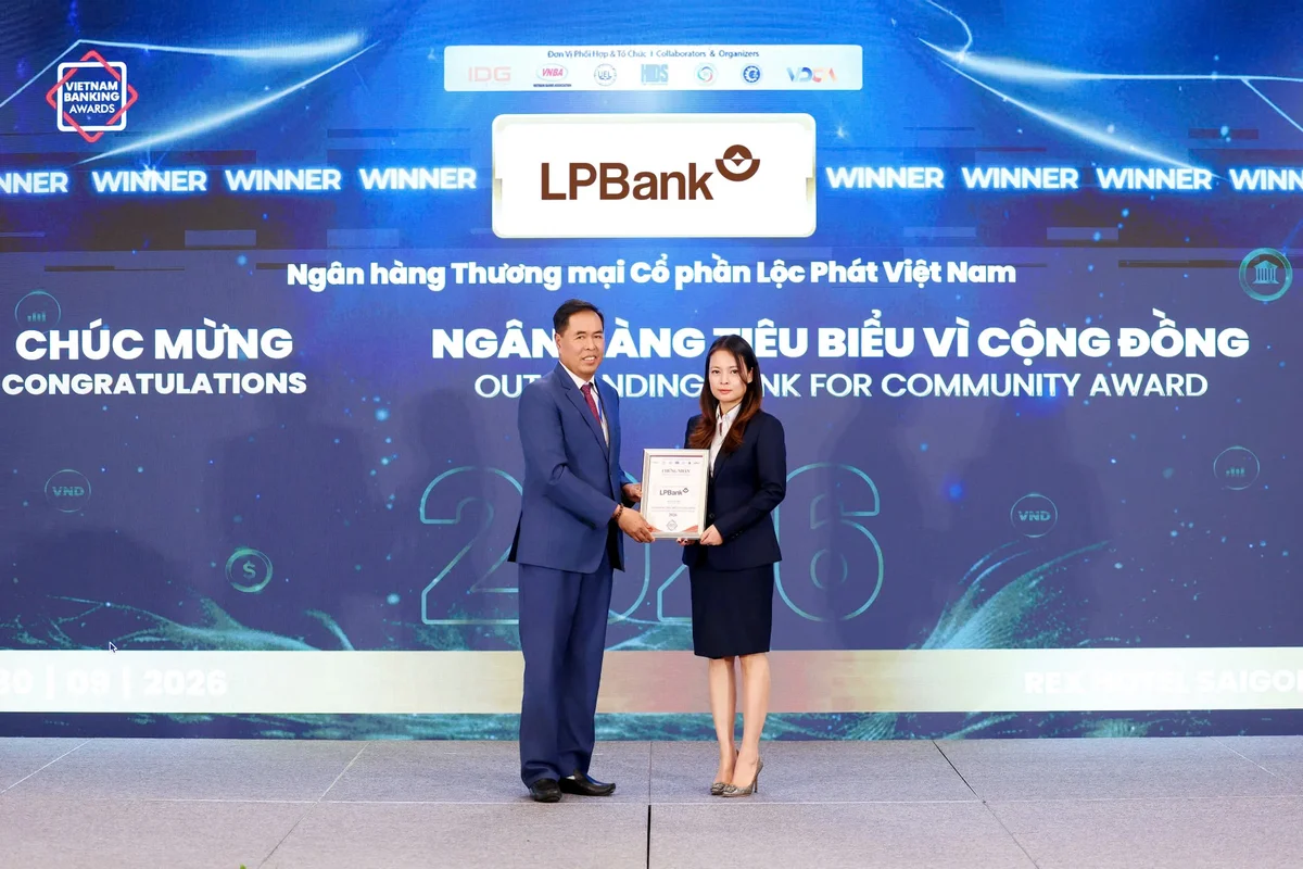 Ảnh: Bà Vũ Nam Hương – Phó Tổng Giám đốc LPBank nhận giải thưởng Ngân hàng Tiêu biểu vì Cộng đồng
