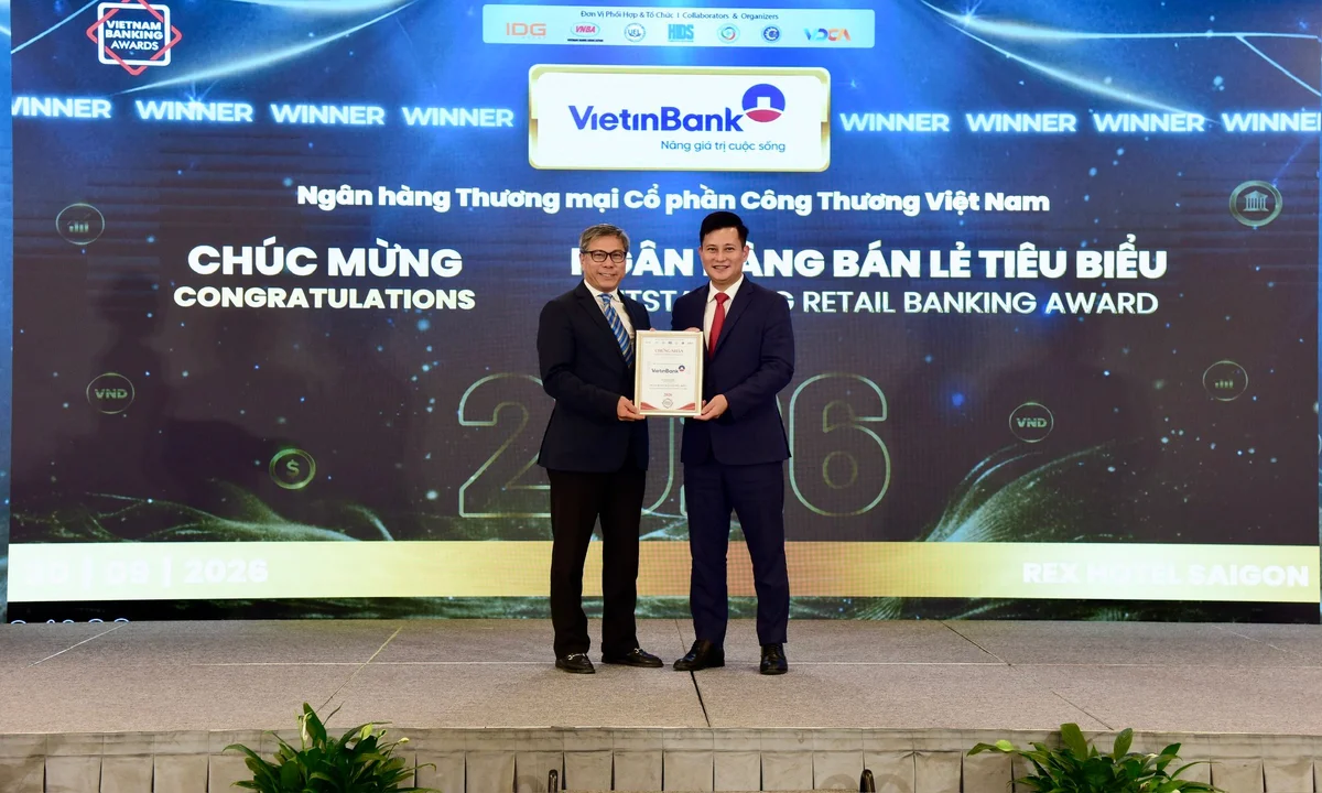 Ông Trần Công Quỳnh Lân - Phó Tổng Giám đốc nhận Giải thưởng Ngân hàng Bán lẻ tiêu biểu