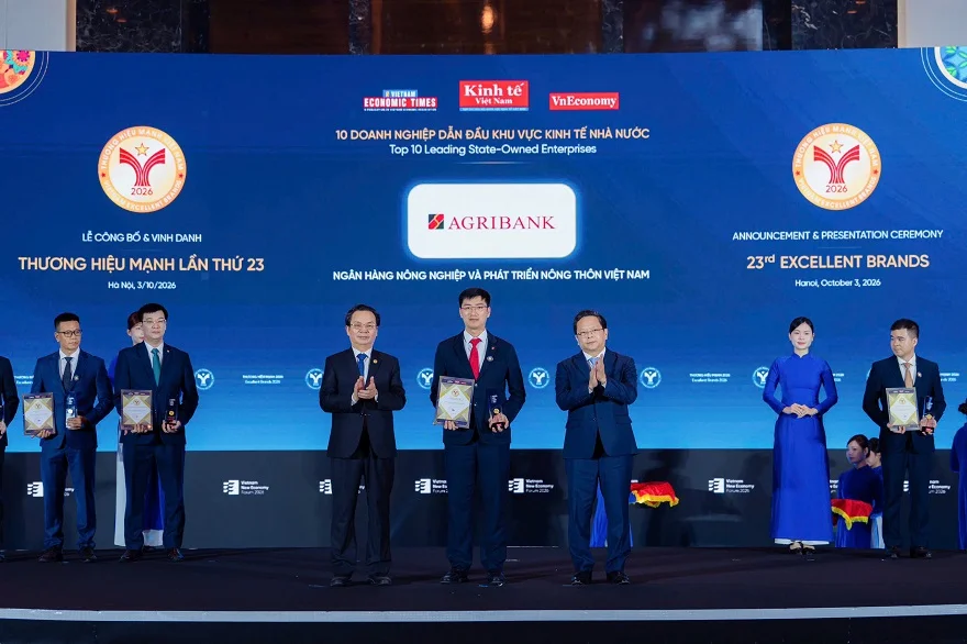 Đại diện Agribank nhận danh hiệu Thương hiệu Doanh nghiệp Dẫn đầu Khu vực Kinh tế Nhà nước