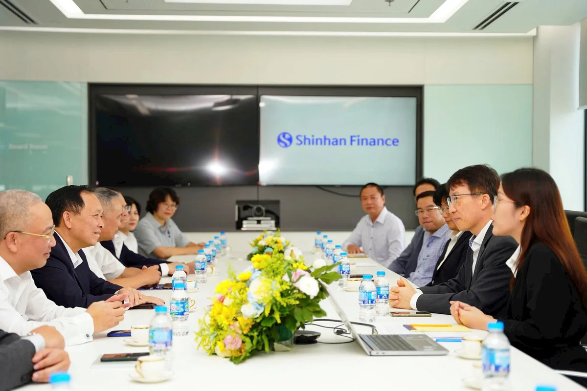Đoàn công tác Hiệp hội Ngân hàng trao đổi cùng Ban lãnh đạo Shinhan Finance