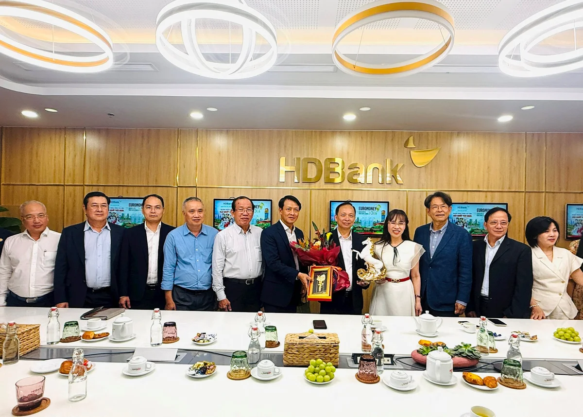 Ban lãnh đạo HDBank tặng hoa chào mừng đoàn Công tác Hiệp hội Ngân hàng Việt Nam tới thăm và làm việc