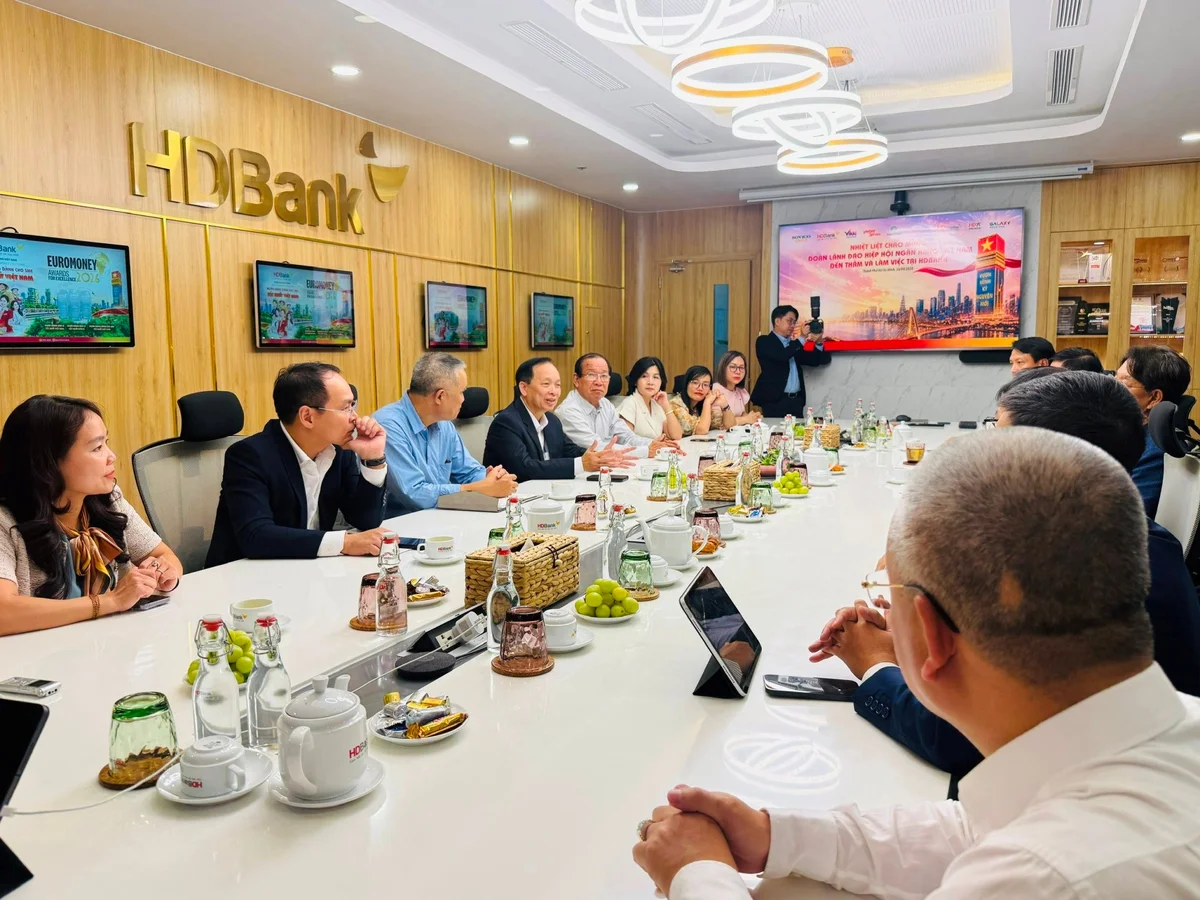 Đoàn công tác Hiệp hội Ngân hàng thăm và làm việc tại Ngân hàng TMCP Phát triển TP. Hồ Chí Minh (HDBank)
