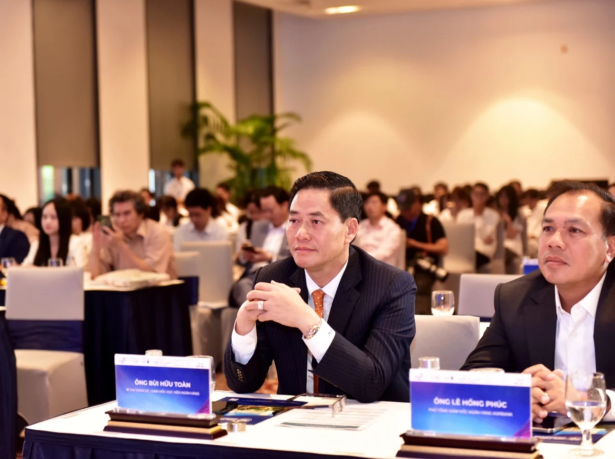 PGS.TS. Bùi Hữu Toàn – Giám đốc Học viện Ngân hàng tại Diễn đàn (bên trái)