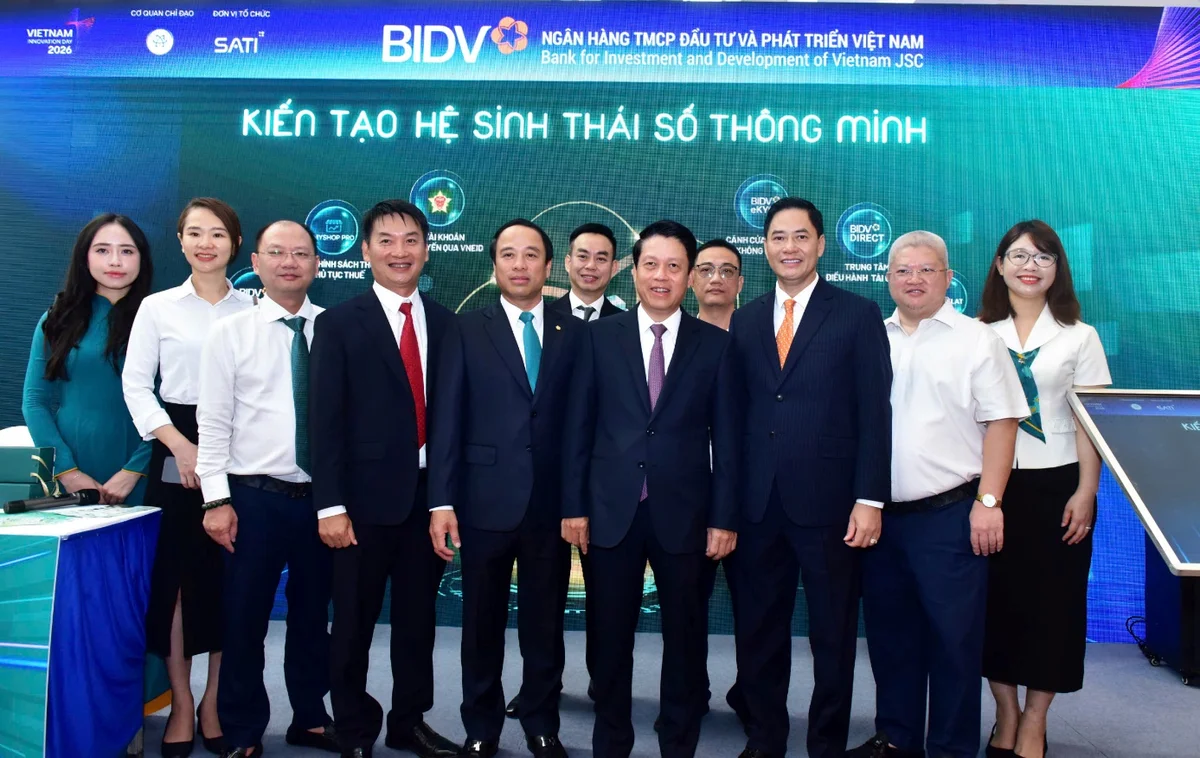 Phó Thống đốc Phạm Tiến Dũng cùng các đại biểu tham quan gian hàng tại sự kiện