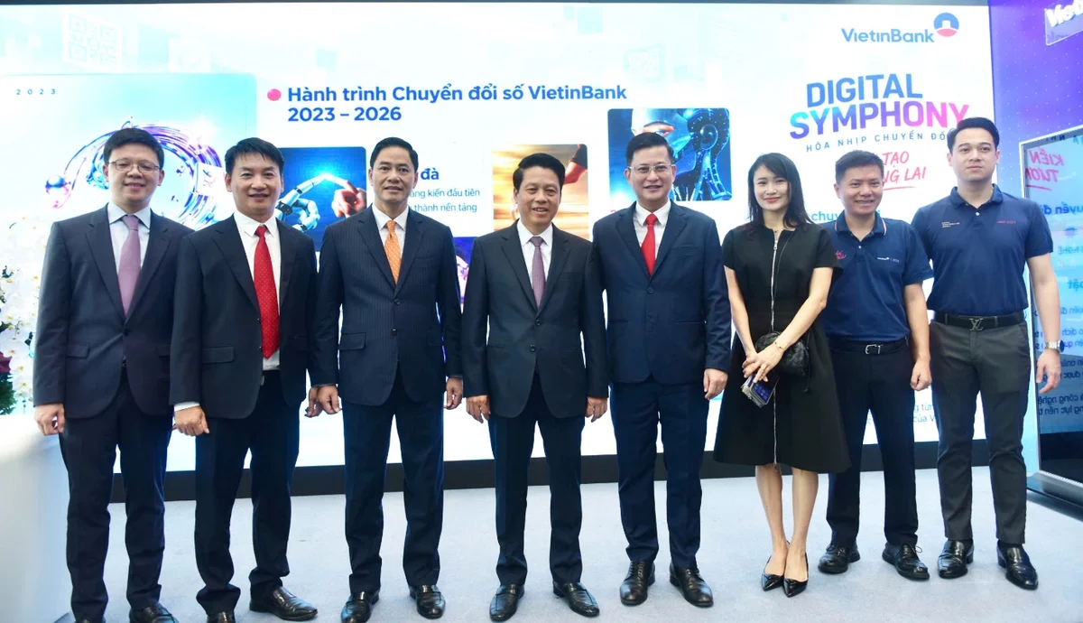 Phó Thống đốc Phạm Tiến Dũng cùng các đại biểu tham quan gian hàng tại sự kiện
