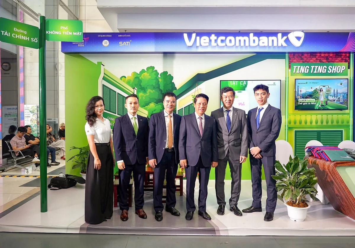 Phó Thống đốc Phạm Tiến Dũng cùng các đại biểu tham quan gian hàng tại sự kiện