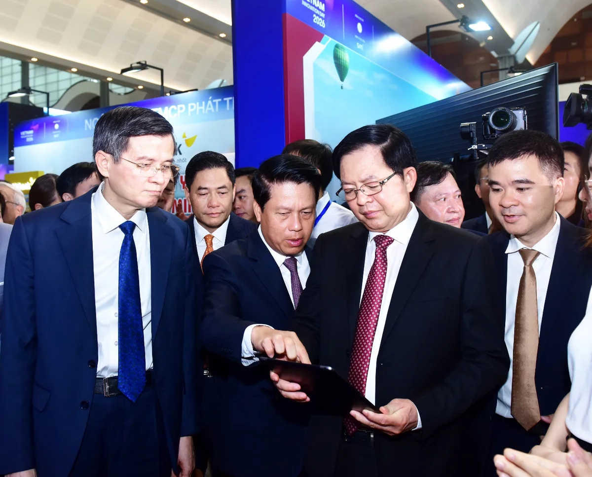 Phó Thủ tướng Hồ Quốc Dũng và Phó Thống đốc NHNN Phạm Tiến Dũng cùng các đại biểu tham quan các gian hàng tại Ngày hội Đổi mới sáng tạo quốc gia năm 2026