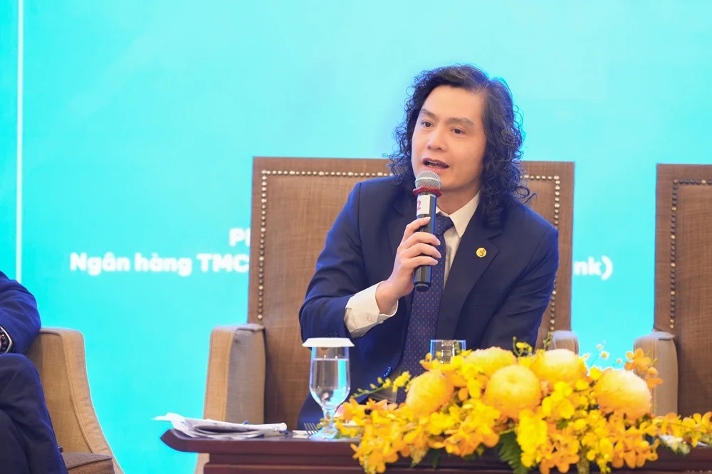 Ông Lưu Danh Đức - Phó Tổng Giám đốc SACOMBANK tham gia thảo luận tại tọa đàm trong khuôn khổ giải thưởng