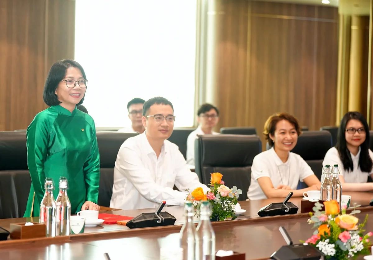 Bà Nguyễn Thị Diệu Thuý - tân Giám đốc Trung tâm quản trị và ứng dụng dữ liệu phát biểu nhận nhiệm vụ