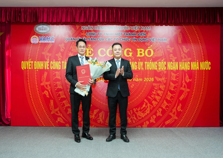 Phó Thống đốc Nguyễn Ngọc Cảnh trao quyết định và tặng hoa chúc mừng ông An Việt Anh – Tân Phó Tổng Giám đốc VAMC