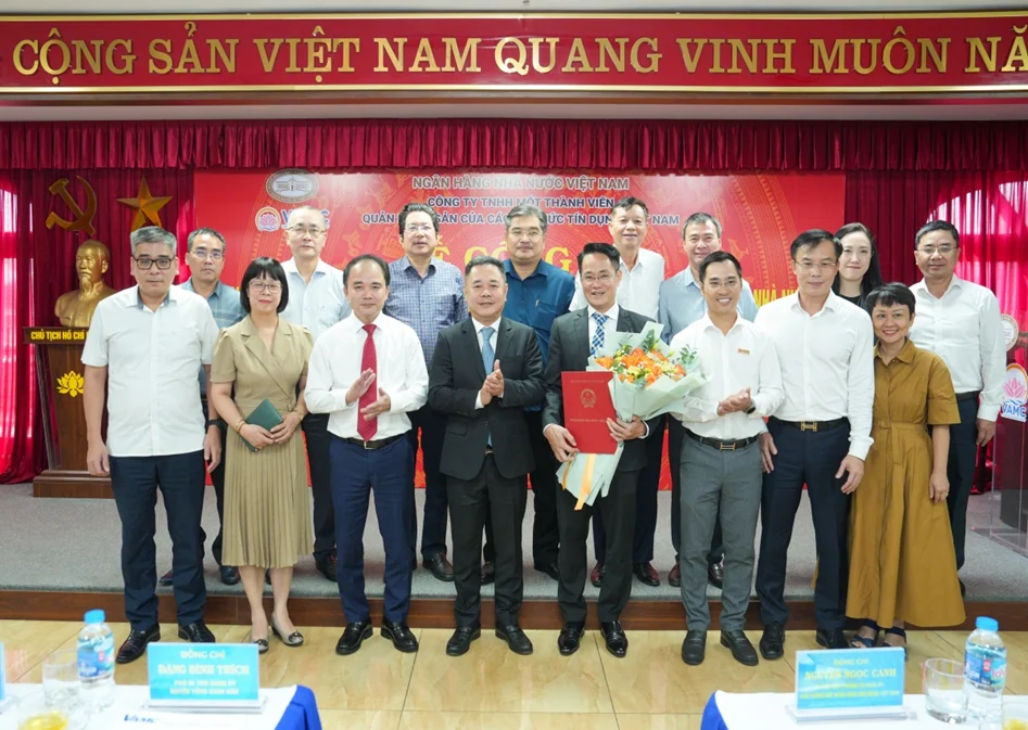 Phó Thống đốc Nguyễn Ngọc Cảnh cùng tập thể lãnh đạo VAMC và đại diện lãnh đạo một số vụ, cục của NHNN