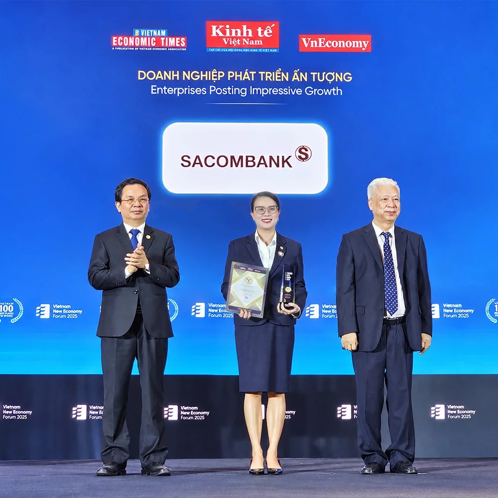 Bà Nguyễn Thị Kiều Anh - Phó TGĐ SACOMBANK đại diện Ngân hàng nhận giải thưởng Thương hiệu doanh nghiệp phát triển ấn tượng