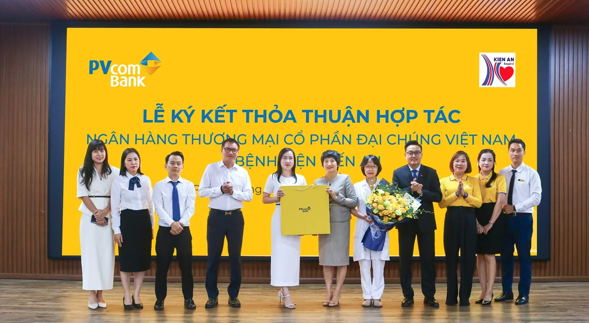 PVcomBank trao tặng Bệnh viện Kiến An 01 xe ô tô Phòng khám lưu động, góp phần đưa dịch vụ y tế đến gần hơn với người dân