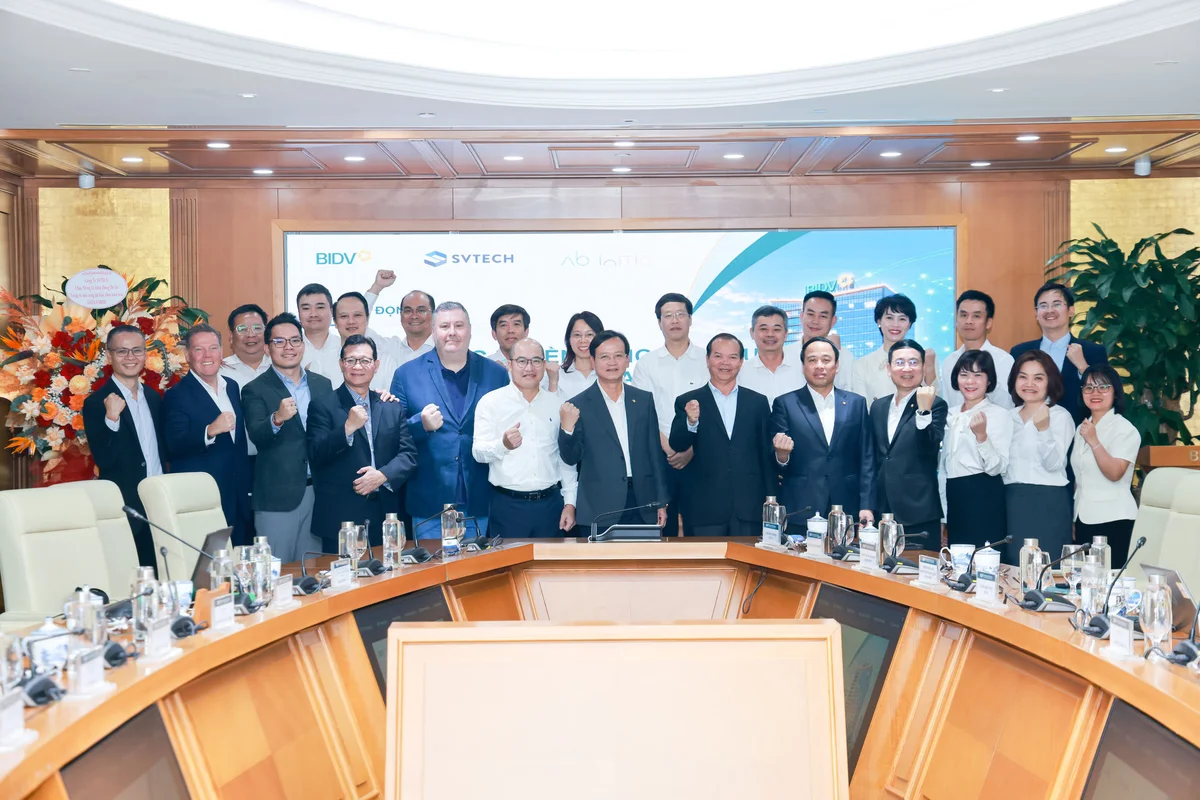 Đại diện Ban Lãnh đạo BIDV và đại diện Hãng Ab Initio, Nhà thầu SVTECH tại Lễ Khởi động Dự án