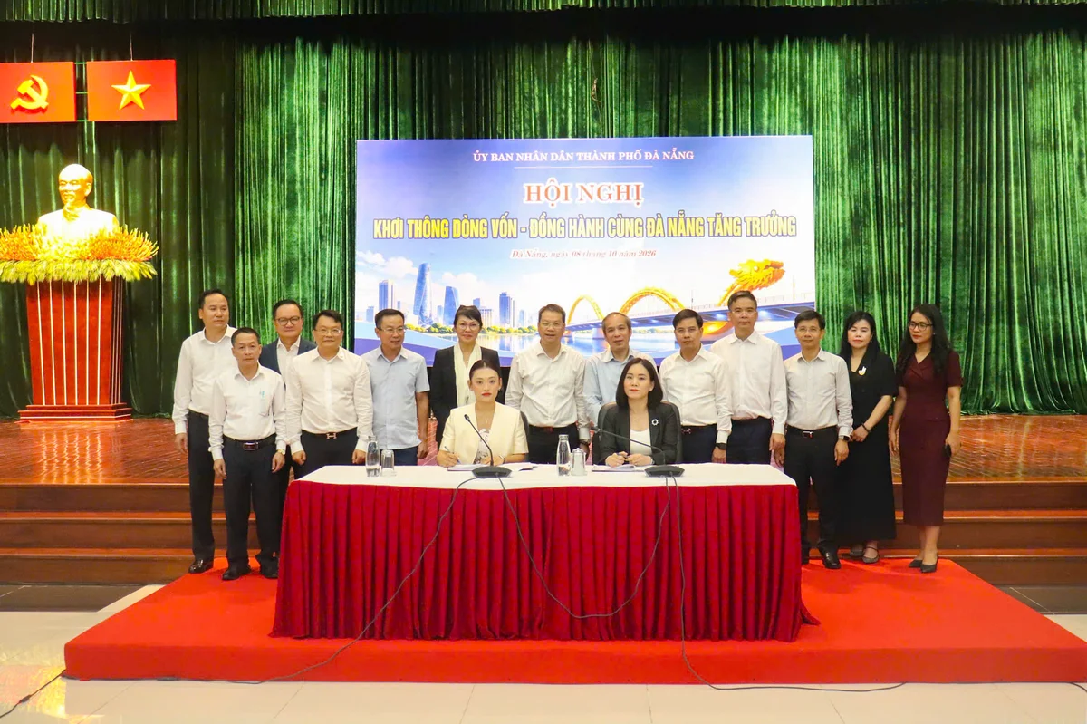 Phó Thống đốc Thường trực Đoàn Thái Sơn và các đại biểu chứng kiến các tổ chức tín dụng và doanh nghiệp trên địa bàn ký kết các thỏa thuận hợp tác, biên bản ghi nhớ