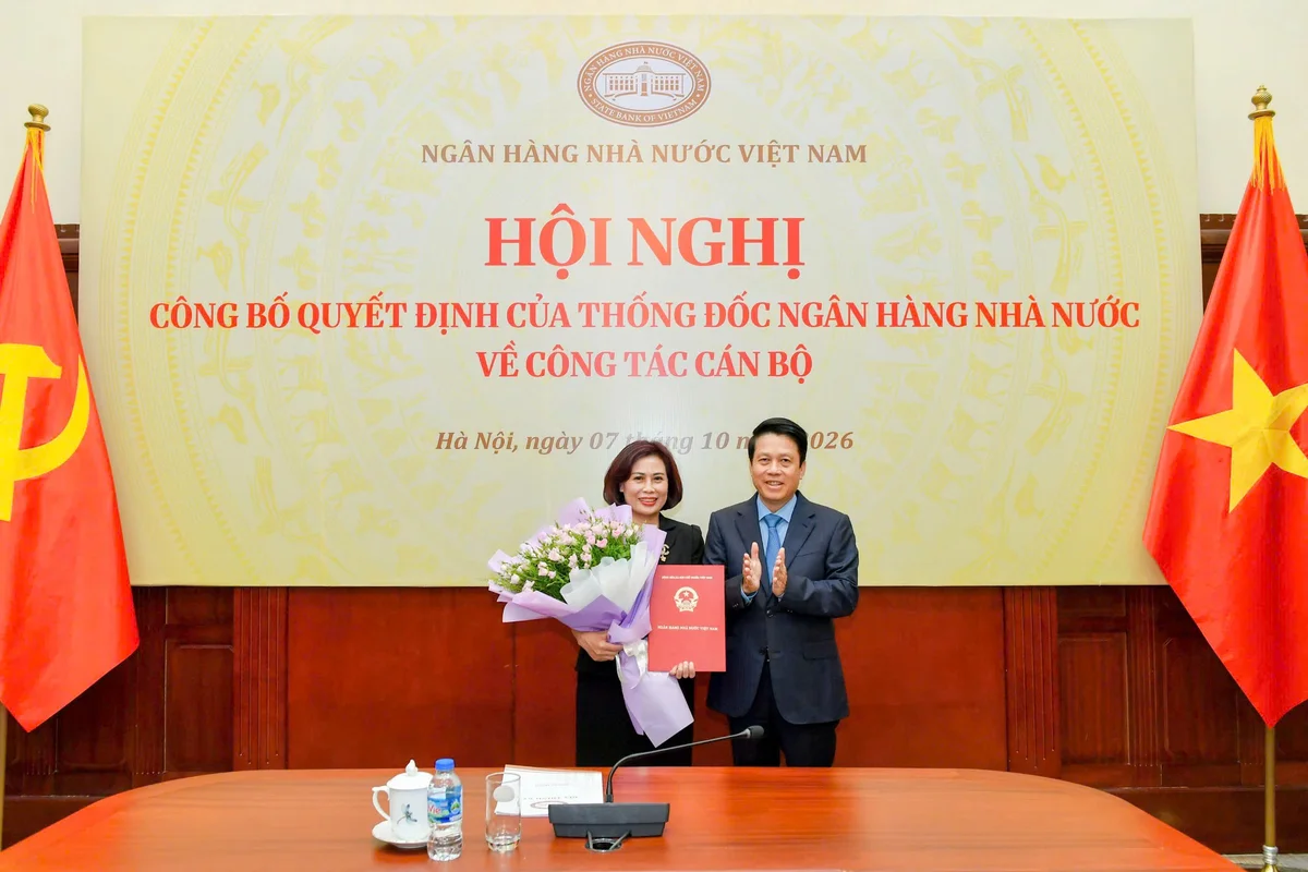 Phó Thống đốc Phạm Tiến Dũng trao Quyết định bổ nhiệm cho bà Lê Vân Quỳnh
