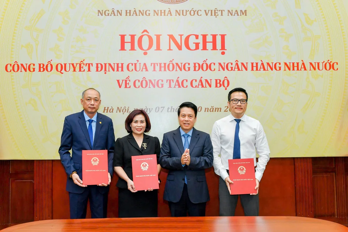Phó Thống đốc Phạm Tiến Dũng trao Quyết định và tặng hoa chúc mừng các cán bộ được điều động, bổ nhiệm