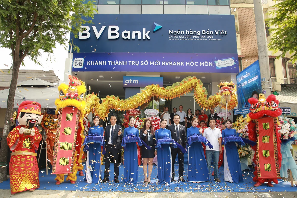 Ông Nguyễn Quang Hải – Giám đốc BVBank Hóc Môn, Bà Hoàng Nguyễn Thuỳ Trang – Giám đốc BVBank Tây Sài Gòn, Ông Nguyễn Đăng Di – Giám đốc Khối KHCN và Ông Huỳnh Đăng Khoa – Giám đốc Công ty công nghiệp Nam Phong (từ trái qua) cùng cắt băng khánh thành trụ sở mới