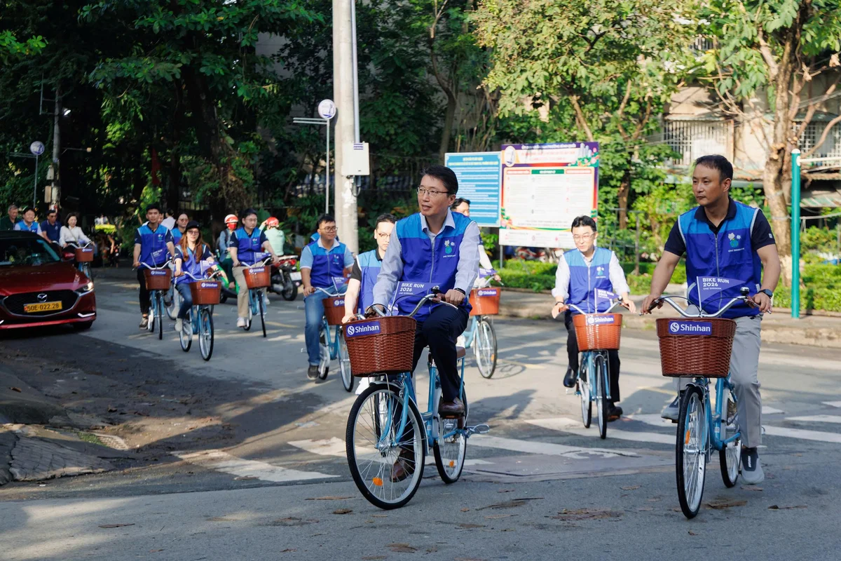 Tổng Giám đốc các công ty thành viên thuộc hệ sinh thái tài chính Shinhan tại Việt Nam cùng các nhân viên Shinhan đạp xe đến địa điểm trao tặng cho các em học sinh có hoàn cảnh khó khăn.