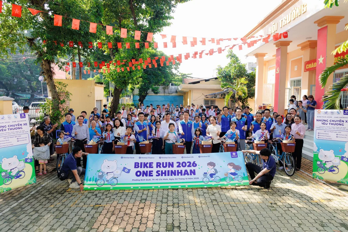 Shinhan’s financial ecosystem member companies in Vietnam join hands to donate bicycles, helping disadvantaged students get to school