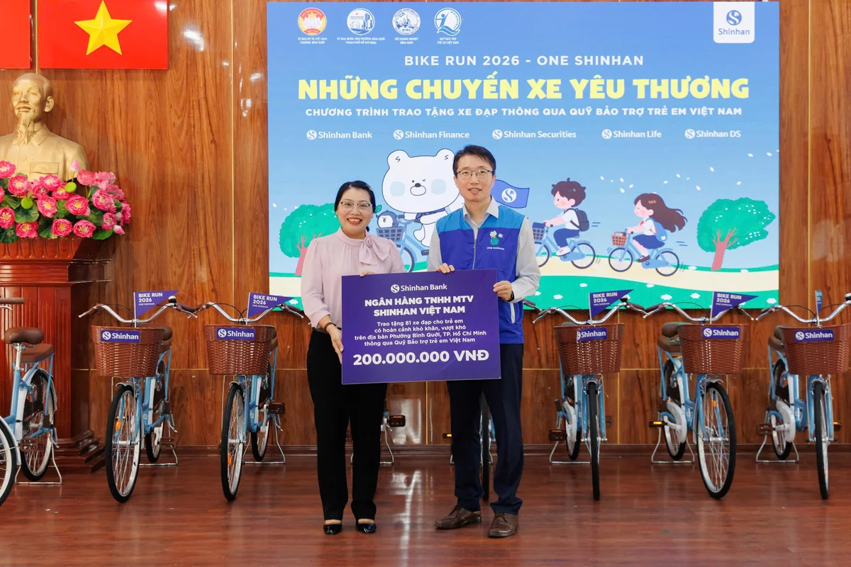 Mr. Ryu Je Eun, General Director of Shinhan Bank Vietnam, presents 81 bicycles worth a total of VND 200 million to disadvantaged students in Binh Quoi Ward, Ho Chi Minh City