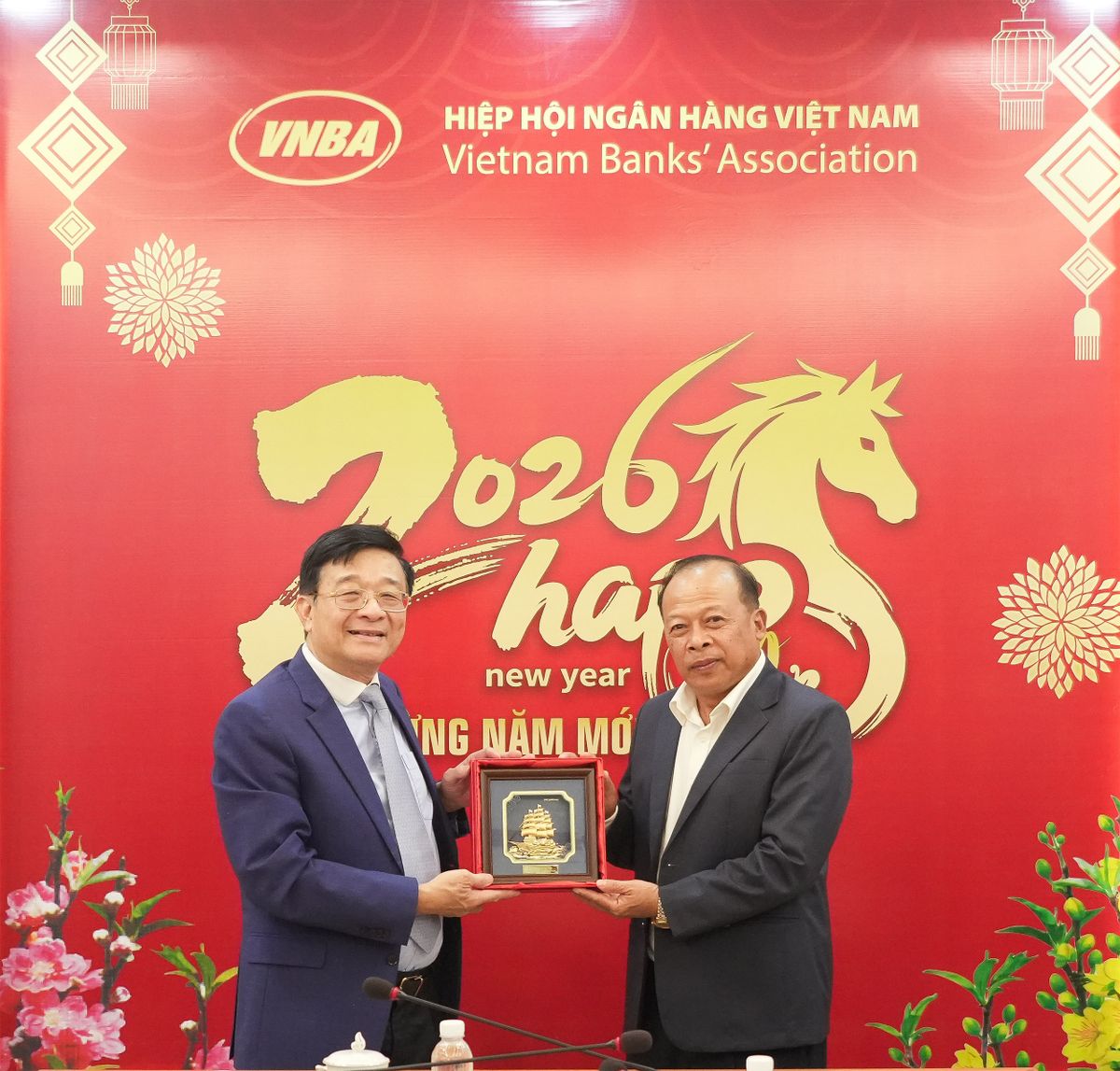 TS. Nguyễn Quốc Hùng trao quà tặng cho ông Phouthaxay Sivilay, Chủ tịch LBA, nguyên Phó Thống đốc Ngân hàng Trung ương Lào
