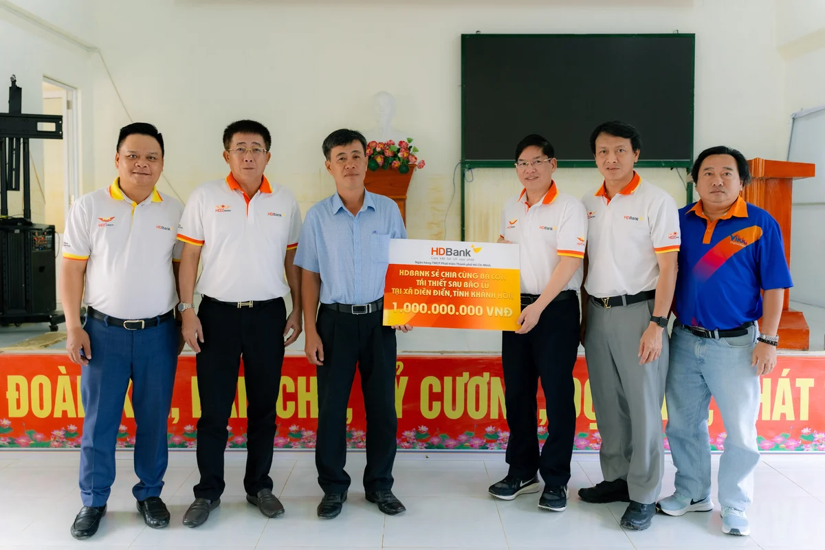 Tổng Giám đốc Nguyễn Hữu Đặng đại diện HDBank trao hỗ trợ đến bà con Diên Điền (Khánh Hòa) để sớm khôi phục cuộc sống sau lũ.