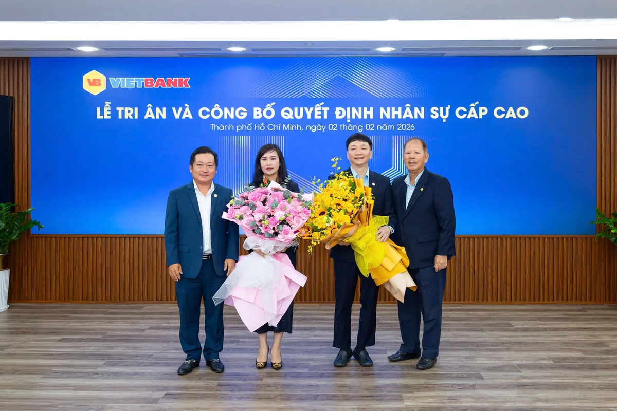 Ông Dương Nhất Nguyên - Chủ tịch HĐQT và Ông Nguyễn Hữu Trung – Phó Chủ tịch HĐQT trao quyết định miễn nhiệm và tri ân Bà Trần Tuấn Anh - TGĐ và Ông Nguyễn Tiến Sỹ - P.TGĐ