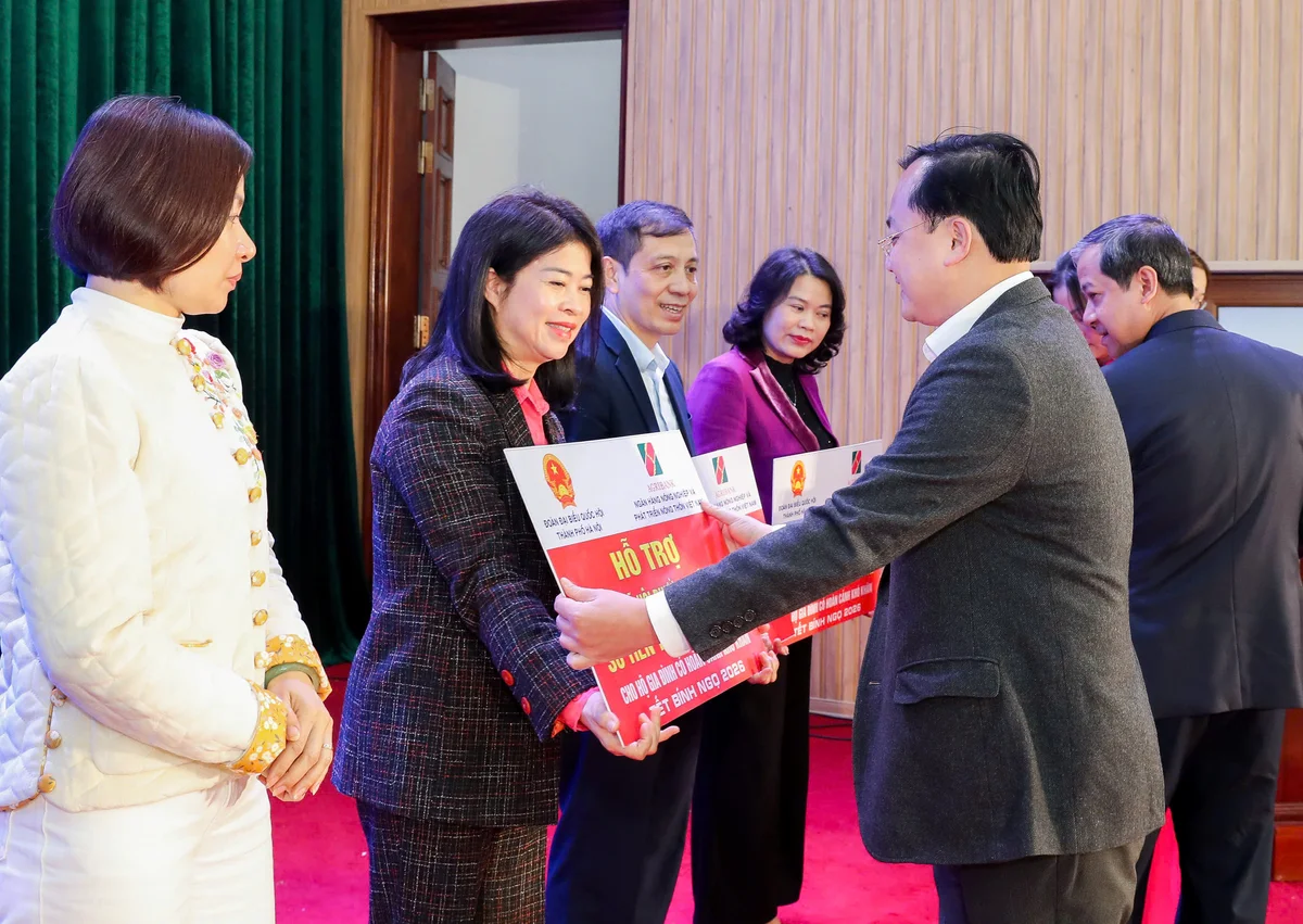 Đồng chí Tô Huy Vũ - Bí thư Đảng ủy, Chủ tịch Hội đồng thành viên Agribank trao tặng hỗ trợ an sinh xã hội các phường, xã tại địa bàn