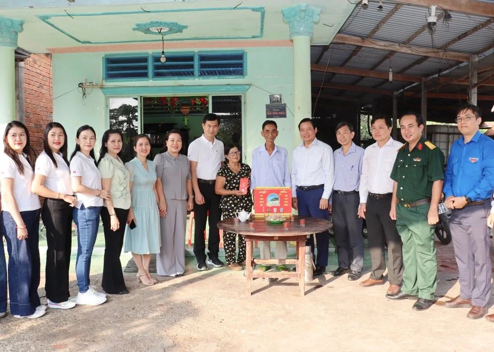 Lãnh đạo và cán bộ Vietcombank TP.HCM cùng các đồng chí lãnh đạo địa phương thăm hỏi, tặng quà Tết gia đình thương binh liệt sĩ tại xã Ninh Điền, tỉnh Tây Ninh