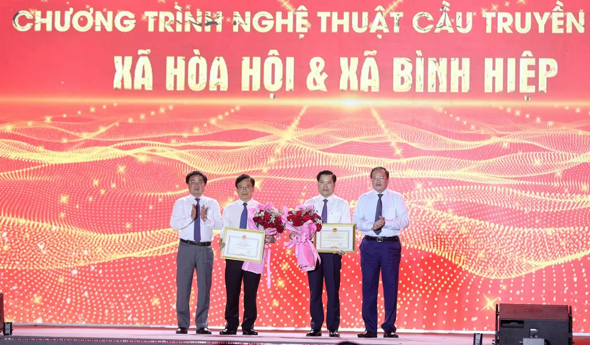 Đại diện Vietcombank, đ/c Đặng Hoài Đức, Phó Tổng giám đốc (thứ 2 từ trái sang) và đ/c Nguyễn Văn Lập, Giám đốc Chi nhánh Vietcombank TP.HCM (thứ 2 từ phải sang) nhận bằng khen của UBND tỉnh Tây Ninh đối với những đóng góp của Vietcombank cho công tác ASXH tại địa phương
