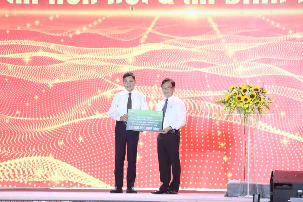 Thay mặt Ban lãnh đạo Vietcombank, đồng chí Đặng Hoài Đức - Phó Tổng Giám đốc (bên phải) trao tặng số tiền 10 tỷ đồng hỗ trợ bà con nhân dân và chiến sĩ các xã vùng biên giới còn nhiều khó khăn của tỉnh Tây Ninh
