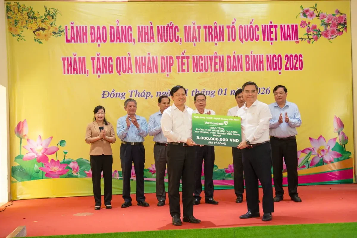 Trước sự chứng kiến của Chủ tịch Quốc hội Trần Thanh Mẫn, đồng chí Nguyễn Thanh Tùng - Ủy viên BCH Đảng bộ Chính phủ, Bí thư Đảng ủy, Chủ tịch Hội đồng quản trị Vietcombank trao số tiền 3 tỷ đồng hỗ trợ kinh phí xây dựng phòng học STEM cho Trường THPT chuyên Tiền Giang, tỉnh Đồng Tháp