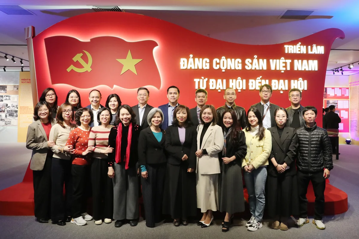 Chi bộ Cơ quan Thường trực Hiệp hội Ngân hàng Việt Nam tổ chức sinh hoạt chuyên đề gắn với Triển lãm Đại hội XIV của Đảng.
